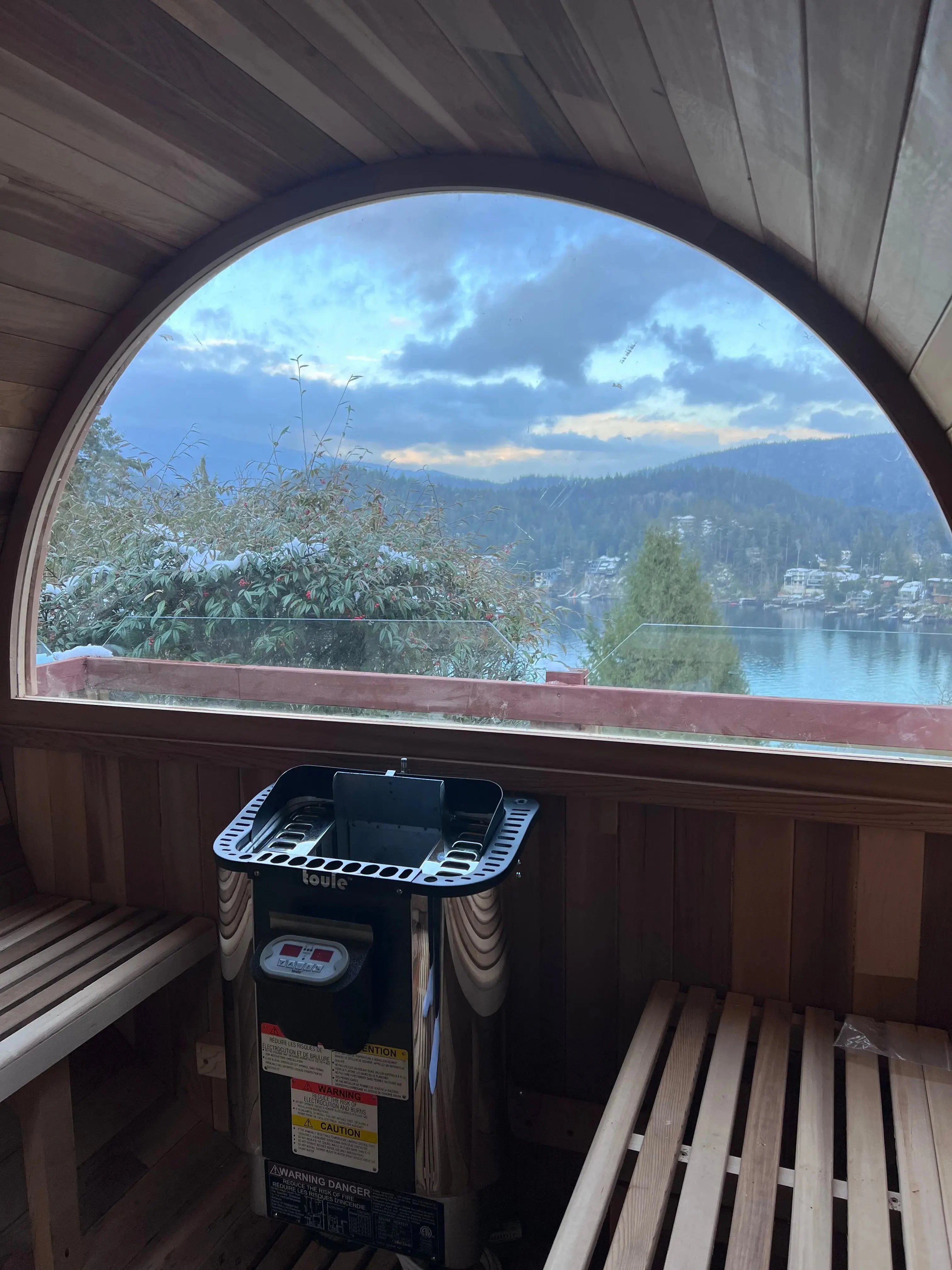 6-Person Outdoor Barrel Sauna with Front Porch – Patchwork Red Cedar Traditional Steam Kit